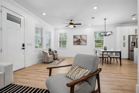 House in Tampa, Florida 5 bedrooms, 222.97 sq.m. № 2259143 - photo 13