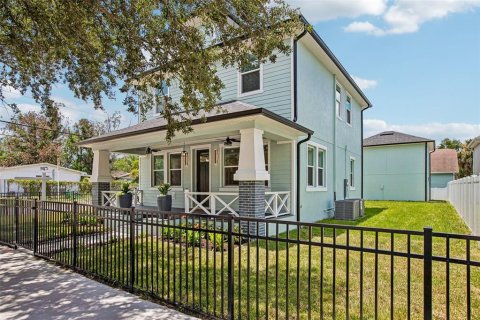 House in Tampa, Florida 5 bedrooms, 222.97 sq.m. № 2259143 - photo 4