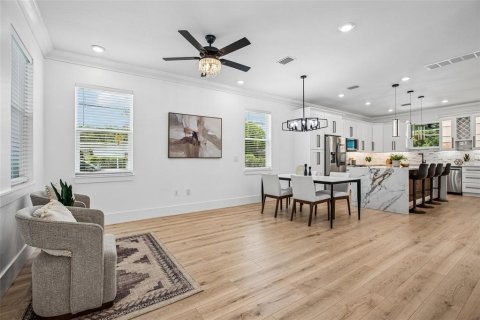 House in Tampa, Florida 5 bedrooms, 222.97 sq.m. № 2259143 - photo 10