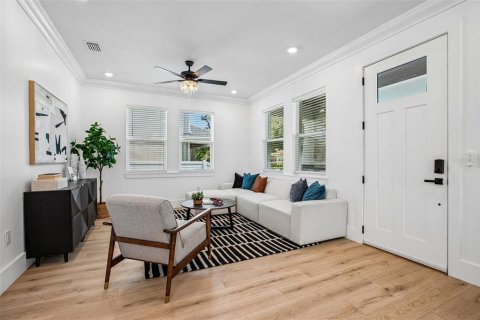 House in Tampa, Florida 5 bedrooms, 222.97 sq.m. № 2259143 - photo 12