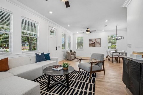House in Tampa, Florida 5 bedrooms, 222.97 sq.m. № 2259143 - photo 9