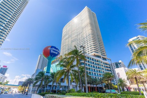 Condo in Hollywood, Florida, 2 bedrooms  № 1790602 - photo 1