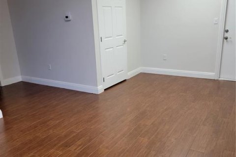 Commercial property in Venice, Florida 193.61 sq.m. № 1833582 - photo 5