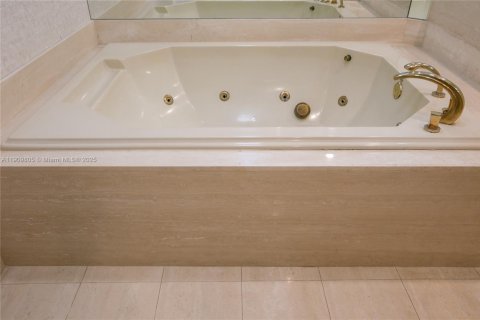 Condominio en venta en Aventura, Florida, 2 dormitorios, 141.21 m2 № 1965572 - foto 19