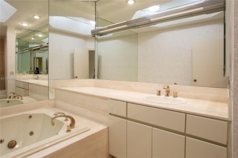 Condominio en venta en Aventura, Florida, 2 dormitorios, 141.21 m2 № 1965572 - foto 20