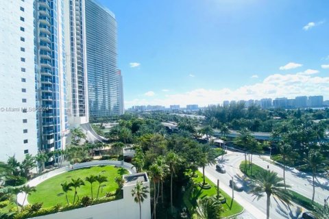 Condo in Sunny Isles Beach, Florida  № 1877921 - photo 13