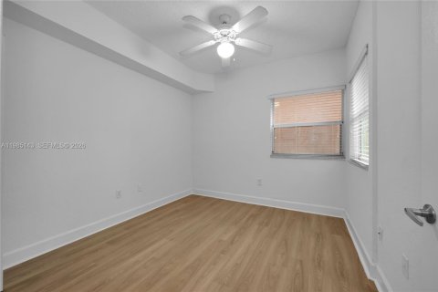 Condo in South Miami, Florida, 1 bedroom  № 2050877 - photo 14