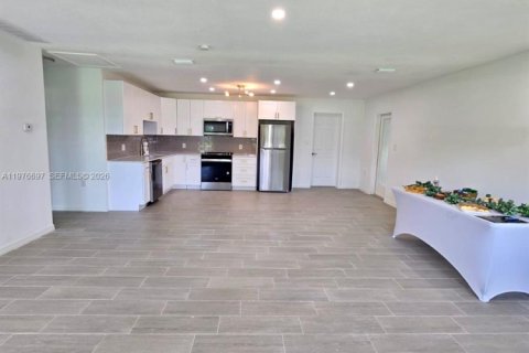 House in Fort Myers, Florida 3 bedrooms № 2041727 - photo 2