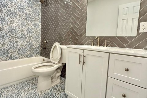 House in Fort Myers, Florida 3 bedrooms № 2041727 - photo 8