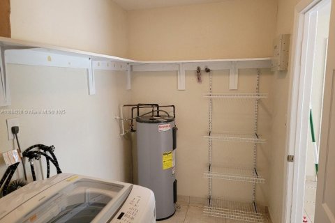 Casa en alquiler en Hialeah, Florida, 3 dormitorios № 1930993 - foto 4