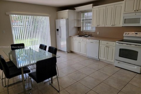 House in Hialeah, Florida 3 bedrooms № 1930993 - photo 3