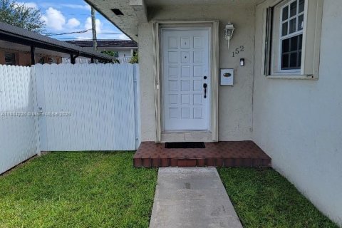 Casa en alquiler en Hialeah, Florida, 3 dormitorios № 1930993 - foto 1