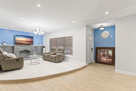 House in Miami Gardens, Florida 3 bedrooms, 169.55 sq.m. № 1955357 - photo 2