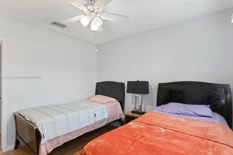 House in Miami Gardens, Florida 3 bedrooms, 169.55 sq.m. № 1955357 - photo 13