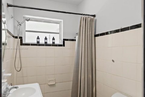 House in Miami Gardens, Florida 3 bedrooms, 169.55 sq.m. № 1955357 - photo 16