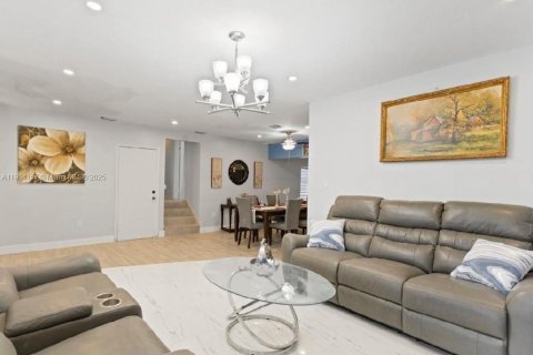 House in Miami Gardens, Florida 3 bedrooms, 169.55 sq.m. № 1955357 - photo 10