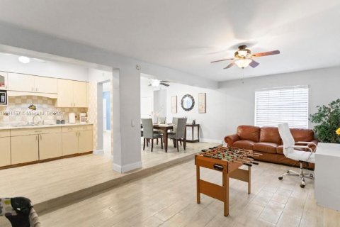 House in Miami Gardens, Florida 3 bedrooms, 169.55 sq.m. № 1955357 - photo 9