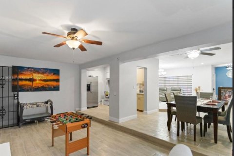 House in Miami Gardens, Florida 3 bedrooms, 169.55 sq.m. № 1955357 - photo 6