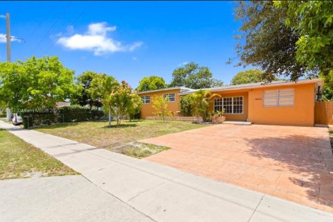 House in Miami Gardens, Florida 3 bedrooms, 169.55 sq.m. № 1955357