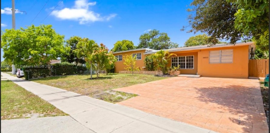 House in Miami Gardens, Florida 3 bedrooms, 169.55 sq.m. № 1955357