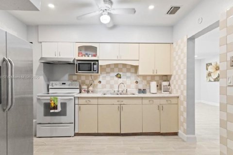 House in Miami Gardens, Florida 3 bedrooms, 169.55 sq.m. № 1955357 - photo 8