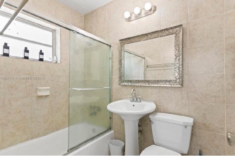 House in Miami Gardens, Florida 3 bedrooms, 169.55 sq.m. № 1955357 - photo 17