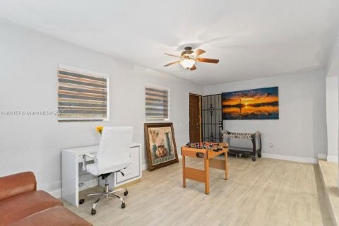 House in Miami Gardens, Florida 3 bedrooms, 169.55 sq.m. № 1955357 - photo 5