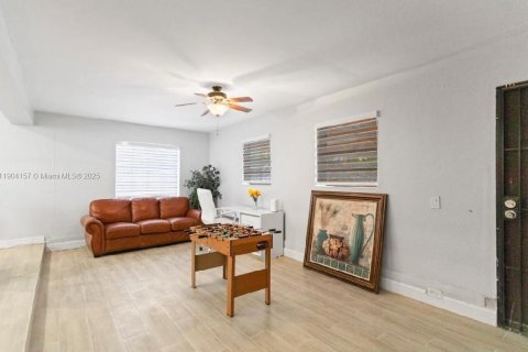 House in Miami Gardens, Florida 3 bedrooms, 169.55 sq.m. № 1955357 - photo 7