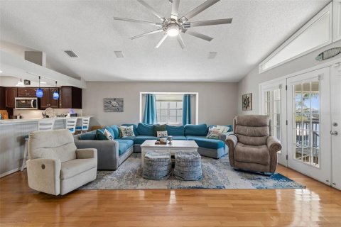 House in New Port Richey, Florida 3 bedrooms, 187.66 sq.m. № 2101924 - photo 7
