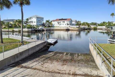 House in New Port Richey, Florida 3 bedrooms, 187.66 sq.m. № 2101924 - photo 24