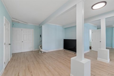House in New Port Richey, Florida 3 bedrooms, 187.66 sq.m. № 2101924 - photo 20
