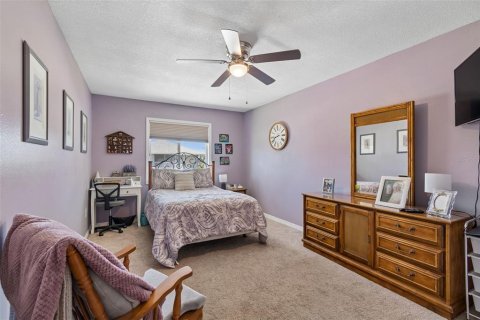 House in New Port Richey, Florida 3 bedrooms, 187.66 sq.m. № 2101924 - photo 15
