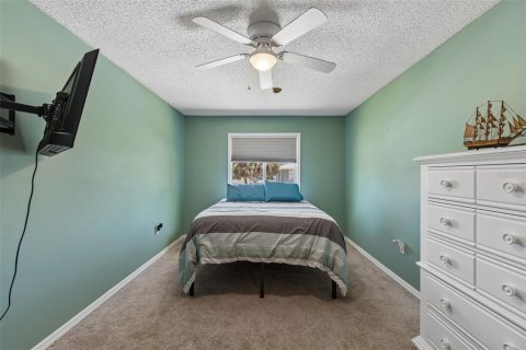 House in New Port Richey, Florida 3 bedrooms, 187.66 sq.m. № 2101924 - photo 13