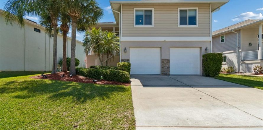 House in New Port Richey, Florida 3 bedrooms, 187.66 sq.m. № 2101924