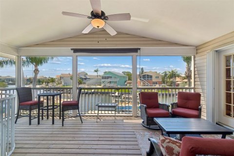 House in New Port Richey, Florida 3 bedrooms, 187.66 sq.m. № 2101924 - photo 5
