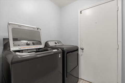 House in Cocoa, Florida 3 bedrooms, 155.33 sq.m. № 1793228 - photo 24