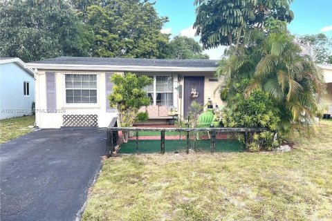 House in Pembroke Pines, Florida 2 bedrooms, 113.34 sq.m. № 2076168