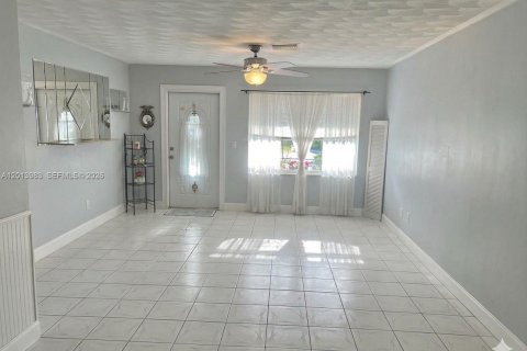 Casa en venta en Pembroke Pines, Florida, 2 dormitorios, 113.34 m2 № 2076168 - foto 2