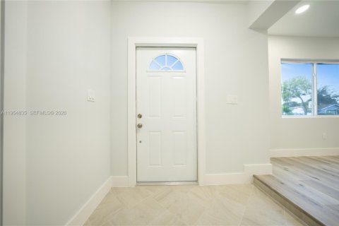 House in Miami, Florida 4 bedrooms, 118.82 sq.m. № 2008432 - photo 7