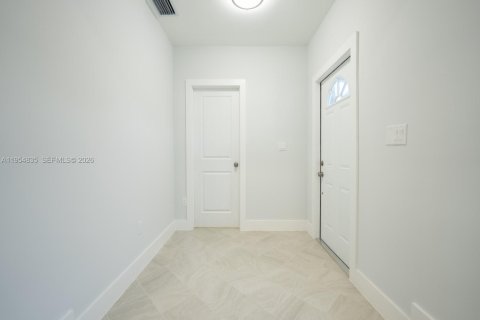 House in Miami, Florida 4 bedrooms, 118.82 sq.m. № 2008432 - photo 6