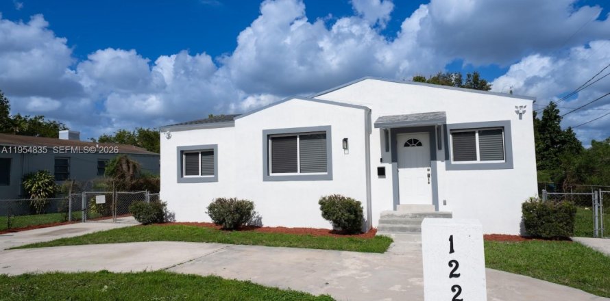 House in Miami, Florida 4 bedrooms, 118.82 sq.m. № 2008432