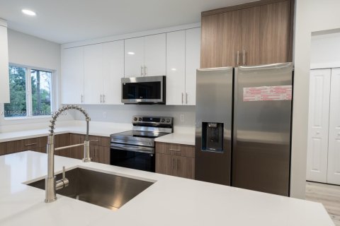 House in Miami, Florida 4 bedrooms, 118.82 sq.m. № 2008432 - photo 24