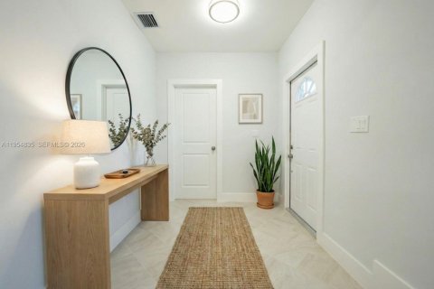 House in Miami, Florida 4 bedrooms, 118.82 sq.m. № 2008432 - photo 4