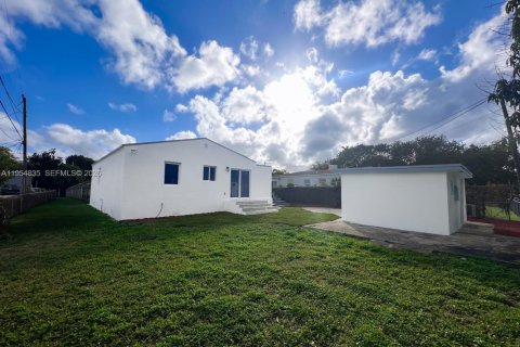 House in Miami, Florida 4 bedrooms, 118.82 sq.m. № 2008432 - photo 5