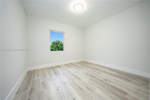 House in Miami, Florida 4 bedrooms, 118.82 sq.m. № 2008432 - photo 17