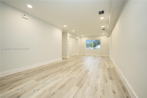 House in Miami, Florida 4 bedrooms, 118.82 sq.m. № 2008432 - photo 11