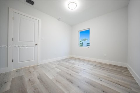 House in Miami, Florida 4 bedrooms, 118.82 sq.m. № 2008432 - photo 13