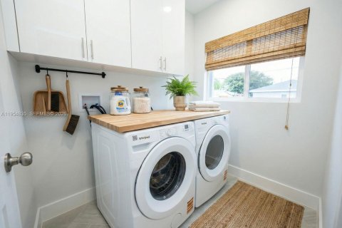 House in Miami, Florida 4 bedrooms, 118.82 sq.m. № 2008432 - photo 9