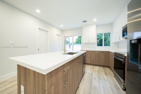 House in Miami, Florida 4 bedrooms, 118.82 sq.m. № 2008432 - photo 26