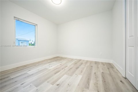 House in Miami, Florida 4 bedrooms, 118.82 sq.m. № 2008432 - photo 14